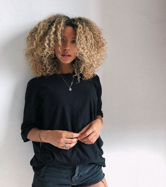 Les coiffures tendance pour cheveux bouclés : Comment les réaliser avec les bons produits ?