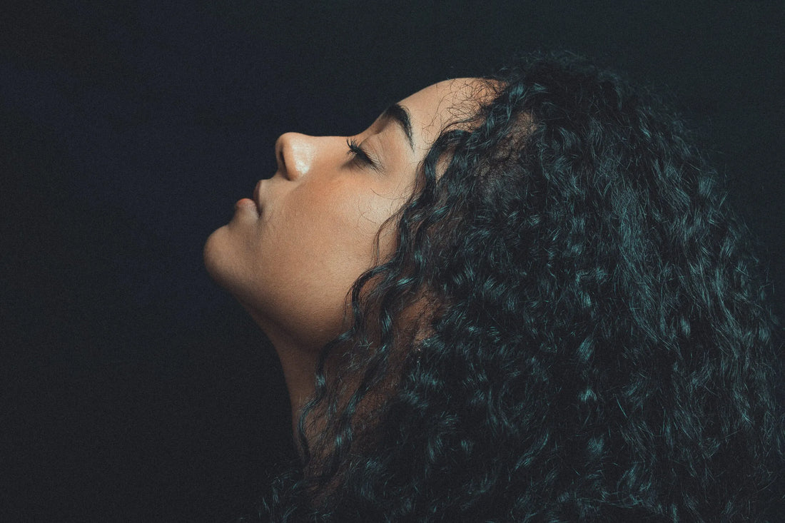 Routine capillaire pour cheveux bouclés : Comment choisir les bons produits ?